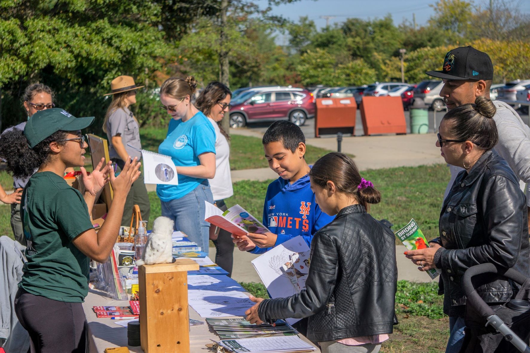 Roslyn Rivas shares NYC Audubon’s work with a young family at the Raptorama! festival in Jamaica Bay. Photo: Andrew Maas