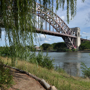 View of the Hell Gate Bridge from a waterside path on Randalls Island. Photo: <a href="https://www.flickr.com/photos/edcnyc/" target="_blank">Eddie Crimmins</a>